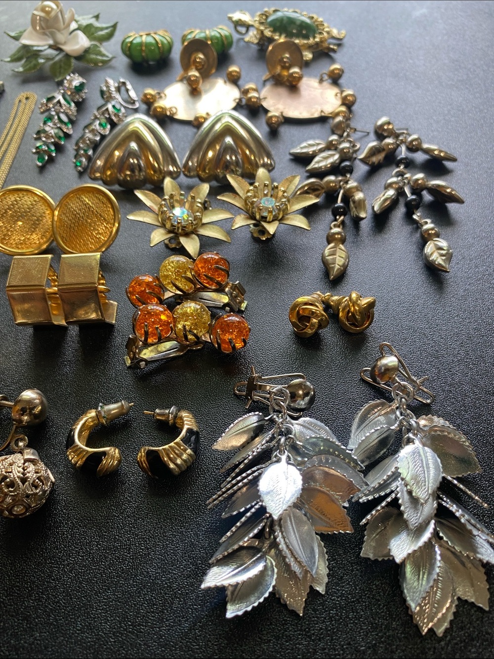 Mixed Vintage 18 pc Jewelry Bundle Earrings Set in Gold, Silver and Green Tones - Picture 4 of 12